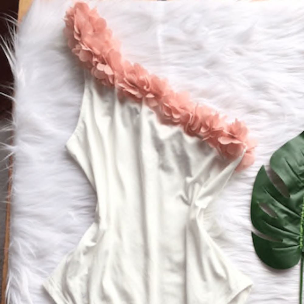 One shoulder ruffle flower bodysuit - Picture 2 of 7